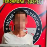 BERITA MENGHEBOHKAN — “PENGEDAR KELAS BERAT DIBEKUK DENGAN 150 BUTIR EKSTASI & SABU SEBERAT 97 GRAM DI DESA SELEMAN!” MUARA ENIM, SUMSEL — Warga Desa Seleman, Kecamatan Tanjung Agung, digegerkan dengan penangkapan seorang pria yang diduga menjadi pengedar narkotika kelas berat, Kamis dini hari (30/10/25). Pelaku yang diketahui berinisial E (35), warga Desa Seleman, tak berkutik saat petugas Sat Resnarkoba Polres Muara Enim menggerebek rumahnya. Dari tangan tersangka, petugas berhasil mengamankan sabu-sabu seberat hampir 100 gram dan 150 butir pil ekstasi. Penangkapan ini bermula dari informasi masyarakat yang resah dengan aktivitas mencurigakan di rumah pelaku. Warga menduga sering terjadi transaksi narkoba di lokasi tersebut. Menindaklanjuti laporan itu, Tim Sat Resnarkoba langsung bergerak cepat di bawah pimpinan Kasat Resnarkoba Iptu A. Yurico, SE, M.Si. Tepat pukul 05.30 WIB, penggerebekan dilakukan, dan tersangka berhasil diamankan tanpa perlawanan. Saat dilakukan penggeledahan, petugas menemukan empat paket besar sabu dengan berat brutto 97,83 gram, 150 butir ekstasi seberat 65,43 gram, serta berbagai alat pendukung seperti plastik klip bening, kertas timah, dan tas selempang hitam tempat pelaku menyembunyikan barang haram tersebut. Bahkan, hasil tes urine menunjukkan positif mengandung narkotika. Kapolres Muara Enim AKBP Jhoni Eka Putra, SH, SIK, MM, MSI melalui Kasat Resnarkoba Iptu A. Yurico, SE, M.Si menegaskan bahwa keberhasilan ini merupakan hasil dari kerja sama antara kepolisian dan masyarakat yang peduli terhadap lingkungan bebas narkoba. “Kami mengapresiasi warga yang berani memberikan informasi. Kasus ini tidak hanya berhenti pada pelaku, kami akan kembangkan untuk mengungkap jaringan di atasnya,” tegas Iptu Yurico. Lebih lanjut, Iptu Yurico menjelaskan bahwa tersangka E dikenal licin dan cukup lama menjadi incaran petugas karena diduga sebagai pengedar aktif di wilayah Tanjung Agung dan sekitarnya. Pelaku kini harus mempertanggungjawabkan perbuatannya di hadapan hukum. Barang bukti yang disita telah dibawa ke Polres Muara Enim untuk dilakukan pemeriksaan lebih lanjut di Bidlabfor Polda Sumsel. Polisi juga terus melakukan pengembangan untuk menelusuri kemungkinan adanya jaringan yang lebih besar. Atas perbuatannya, tersangka dijerat dengan Pasal 114 ayat (2) atau Pasal 112 ayat (2) Undang-Undang Nomor 35 Tahun 2009 tentang Narkotika, dengan ancaman hukuman maksimal seumur hidup atau pidana mati. Iptu Yurico menutup pernyataannya. “Kami akan terus gencar memberantas peredaran narkoba demi menyelamatkan generasi muda"