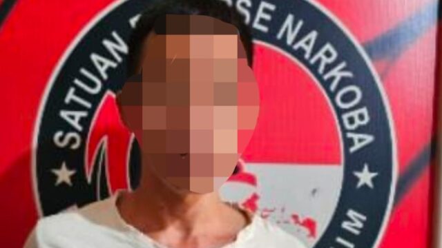BERITA MENGHEBOHKAN — “PENGEDAR KELAS BERAT DIBEKUK DENGAN 150 BUTIR EKSTASI & SABU SEBERAT 97 GRAM DI DESA SELEMAN!” MUARA ENIM, SUMSEL — Warga Desa Seleman, Kecamatan Tanjung Agung, digegerkan dengan penangkapan seorang pria yang diduga menjadi pengedar narkotika kelas berat, Kamis dini hari (30/10/25). Pelaku yang diketahui berinisial E (35), warga Desa Seleman, tak berkutik saat petugas Sat Resnarkoba Polres Muara Enim menggerebek rumahnya. Dari tangan tersangka, petugas berhasil mengamankan sabu-sabu seberat hampir 100 gram dan 150 butir pil ekstasi. Penangkapan ini bermula dari informasi masyarakat yang resah dengan aktivitas mencurigakan di rumah pelaku. Warga menduga sering terjadi transaksi narkoba di lokasi tersebut. Menindaklanjuti laporan itu, Tim Sat Resnarkoba langsung bergerak cepat di bawah pimpinan Kasat Resnarkoba Iptu A. Yurico, SE, M.Si. Tepat pukul 05.30 WIB, penggerebekan dilakukan, dan tersangka berhasil diamankan tanpa perlawanan. Saat dilakukan penggeledahan, petugas menemukan empat paket besar sabu dengan berat brutto 97,83 gram, 150 butir ekstasi seberat 65,43 gram, serta berbagai alat pendukung seperti plastik klip bening, kertas timah, dan tas selempang hitam tempat pelaku menyembunyikan barang haram tersebut. Bahkan, hasil tes urine menunjukkan positif mengandung narkotika. Kapolres Muara Enim AKBP Jhoni Eka Putra, SH, SIK, MM, MSI melalui Kasat Resnarkoba Iptu A. Yurico, SE, M.Si menegaskan bahwa keberhasilan ini merupakan hasil dari kerja sama antara kepolisian dan masyarakat yang peduli terhadap lingkungan bebas narkoba. “Kami mengapresiasi warga yang berani memberikan informasi. Kasus ini tidak hanya berhenti pada pelaku, kami akan kembangkan untuk mengungkap jaringan di atasnya,” tegas Iptu Yurico. Lebih lanjut, Iptu Yurico menjelaskan bahwa tersangka E dikenal licin dan cukup lama menjadi incaran petugas karena diduga sebagai pengedar aktif di wilayah Tanjung Agung dan sekitarnya. Pelaku kini harus mempertanggungjawabkan perbuatannya di hadapan hukum. Barang bukti yang disita telah dibawa ke Polres Muara Enim untuk dilakukan pemeriksaan lebih lanjut di Bidlabfor Polda Sumsel. Polisi juga terus melakukan pengembangan untuk menelusuri kemungkinan adanya jaringan yang lebih besar. Atas perbuatannya, tersangka dijerat dengan Pasal 114 ayat (2) atau Pasal 112 ayat (2) Undang-Undang Nomor 35 Tahun 2009 tentang Narkotika, dengan ancaman hukuman maksimal seumur hidup atau pidana mati. Iptu Yurico menutup pernyataannya. “Kami akan terus gencar memberantas peredaran narkoba demi menyelamatkan generasi muda"
