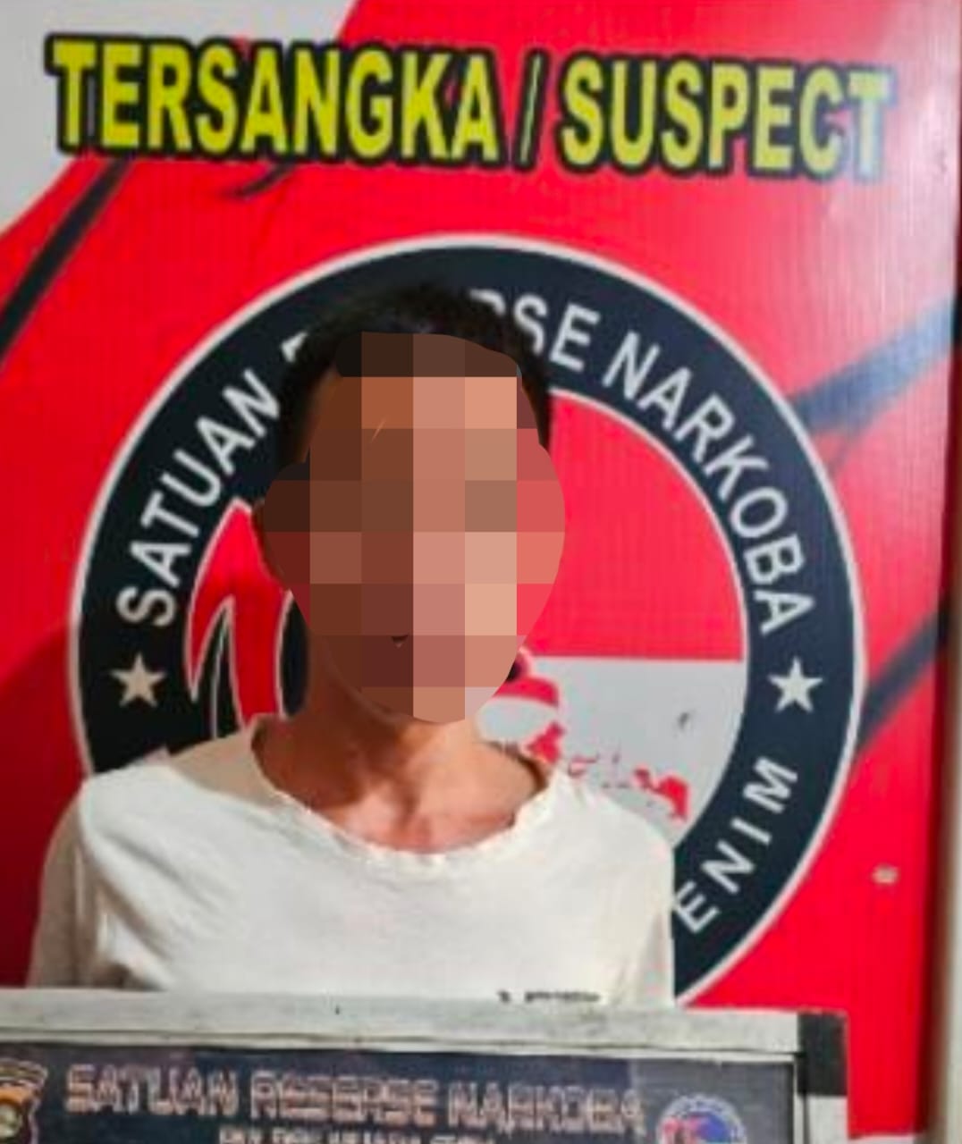 BERITA MENGHEBOHKAN — “PENGEDAR KELAS BERAT DIBEKUK DENGAN 150 BUTIR EKSTASI & SABU SEBERAT 97 GRAM DI DESA SELEMAN!” MUARA ENIM, SUMSEL — Warga Desa Seleman, Kecamatan Tanjung Agung, digegerkan dengan penangkapan seorang pria yang diduga menjadi pengedar narkotika kelas berat, Kamis dini hari (30/10/25). Pelaku yang diketahui berinisial E (35), warga Desa Seleman, tak berkutik saat petugas Sat Resnarkoba Polres Muara Enim menggerebek rumahnya. Dari tangan tersangka, petugas berhasil mengamankan sabu-sabu seberat hampir 100 gram dan 150 butir pil ekstasi. Penangkapan ini bermula dari informasi masyarakat yang resah dengan aktivitas mencurigakan di rumah pelaku. Warga menduga sering terjadi transaksi narkoba di lokasi tersebut. Menindaklanjuti laporan itu, Tim Sat Resnarkoba langsung bergerak cepat di bawah pimpinan Kasat Resnarkoba Iptu A. Yurico, SE, M.Si. Tepat pukul 05.30 WIB, penggerebekan dilakukan, dan tersangka berhasil diamankan tanpa perlawanan. Saat dilakukan penggeledahan, petugas menemukan empat paket besar sabu dengan berat brutto 97,83 gram, 150 butir ekstasi seberat 65,43 gram, serta berbagai alat pendukung seperti plastik klip bening, kertas timah, dan tas selempang hitam tempat pelaku menyembunyikan barang haram tersebut. Bahkan, hasil tes urine menunjukkan positif mengandung narkotika. Kapolres Muara Enim AKBP Jhoni Eka Putra, SH, SIK, MM, MSI melalui Kasat Resnarkoba Iptu A. Yurico, SE, M.Si menegaskan bahwa keberhasilan ini merupakan hasil dari kerja sama antara kepolisian dan masyarakat yang peduli terhadap lingkungan bebas narkoba. “Kami mengapresiasi warga yang berani memberikan informasi. Kasus ini tidak hanya berhenti pada pelaku, kami akan kembangkan untuk mengungkap jaringan di atasnya,” tegas Iptu Yurico. Lebih lanjut, Iptu Yurico menjelaskan bahwa tersangka E dikenal licin dan cukup lama menjadi incaran petugas karena diduga sebagai pengedar aktif di wilayah Tanjung Agung dan sekitarnya. Pelaku kini harus mempertanggungjawabkan perbuatannya di hadapan hukum. Barang bukti yang disita telah dibawa ke Polres Muara Enim untuk dilakukan pemeriksaan lebih lanjut di Bidlabfor Polda Sumsel. Polisi juga terus melakukan pengembangan untuk menelusuri kemungkinan adanya jaringan yang lebih besar. Atas perbuatannya, tersangka dijerat dengan Pasal 114 ayat (2) atau Pasal 112 ayat (2) Undang-Undang Nomor 35 Tahun 2009 tentang Narkotika, dengan ancaman hukuman maksimal seumur hidup atau pidana mati. Iptu Yurico menutup pernyataannya. “Kami akan terus gencar memberantas peredaran narkoba demi menyelamatkan generasi muda"