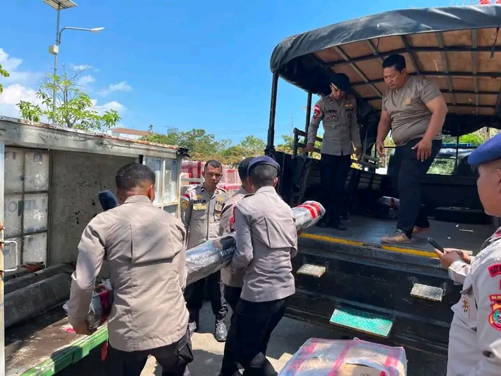 Personel menurunkan tenda darurat bantuan gempa