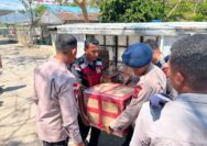 Personel Brimob dan Gegana bongkar muat logistik bantuan gempa di Labuan Bajo