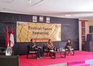 Pembicara (dari kiri ke kanan) Romo Dr. Leo Mali, Pieter Kembo, dan moderator Danya Banase saat mengisi salah satu sesi diskusi buku dalam Festival Sastra Santarang 2025.