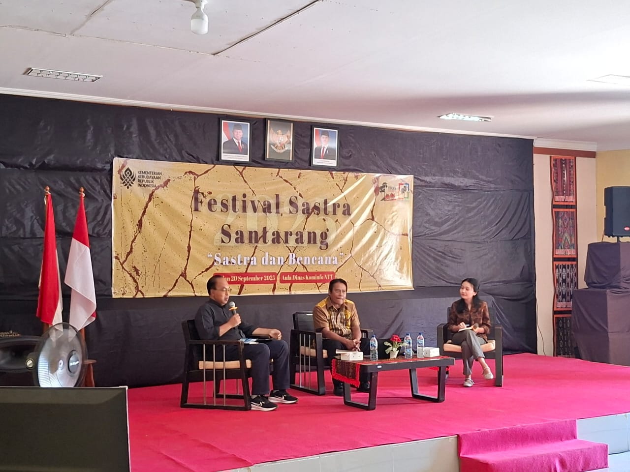 Pembicara (dari kiri ke kanan) Romo Dr. Leo Mali, Pieter Kembo, dan moderator Danya Banase saat mengisi salah satu sesi diskusi buku dalam Festival Sastra Santarang 2025.
