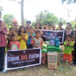 Penyaluran bantuan kemanusiaan oleh Curva Sud Flores Timur dan SNEX Semarang kepada warga terdampak gempa bumi di Kabupaten Nagekeo, Nusa Tenggara Timur.