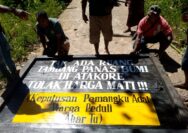 Warga Atadei Lembata memasang papan penolakan pembangunan PLTP Atadei di Desa Atakore bersama pemangku adat dan kelompok perempuan