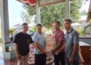 Penyerahan bantuan pangan berupa beras dari perwakilan Partai NasDem kepada Praeses Seminari San Dominggo Hokeng Rd. Martinus Kapitan Soge pasca-erupsi Gunung Lewotobi Laki-laki.