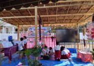 Siswa SD Inpres Boru belajar di Pondok Literasi dan Numerasi pada Pameran Pendidikan Flotim di Lapangan Lebao